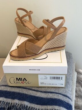 Mi Amore Alisha Wedge Sandal — Tan/Brown